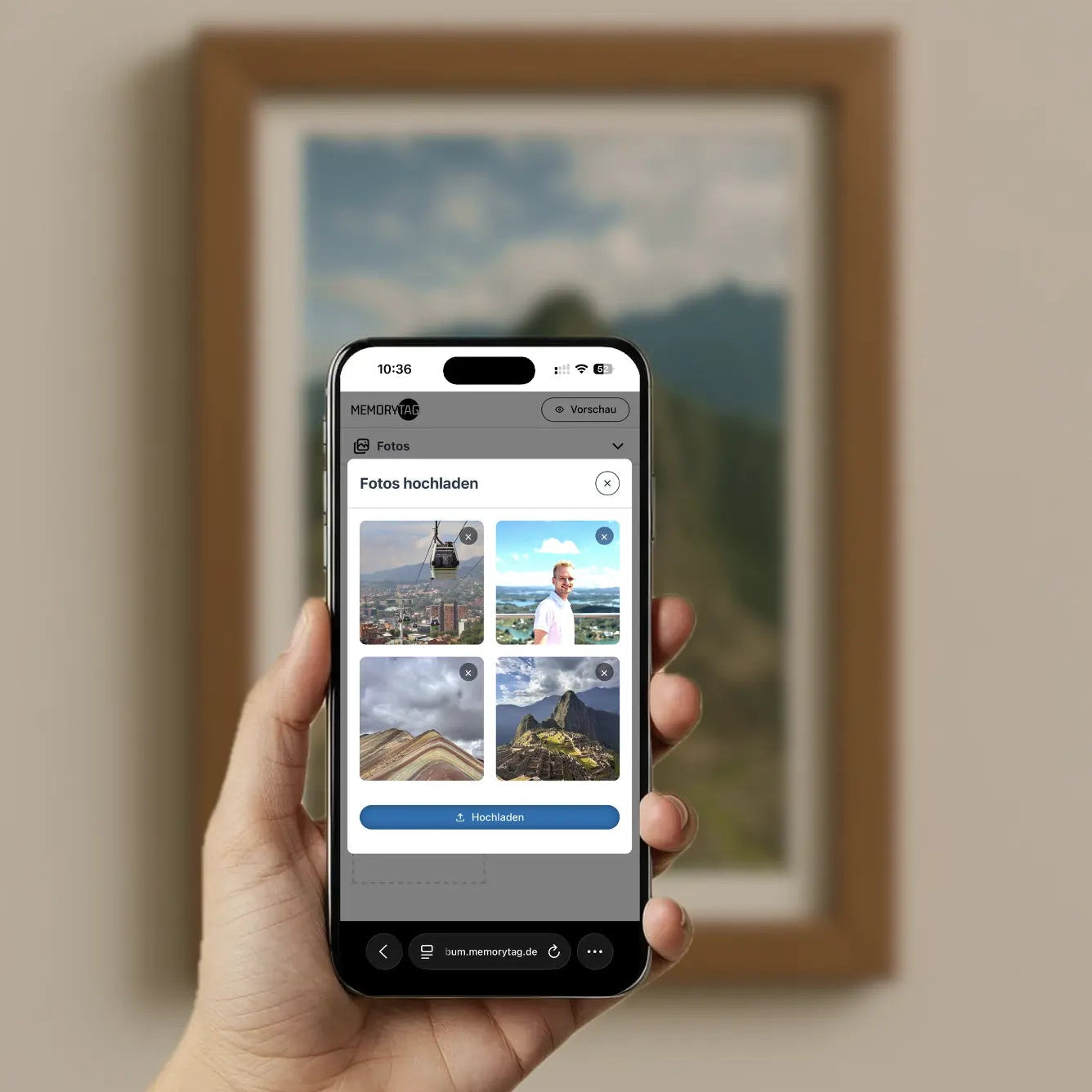 Bilderrahmen von von vorne im Hintergrund, im Vordergrund streckt eine Hand ein iPhone mit Upload-Oberfläche der MemoryTag Web app von unten ins Bild
