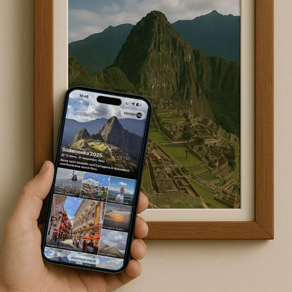 iPhone im Vorergrund zeigt das digitale Fotoalbum zum Bilderrahmen im Hintergrund